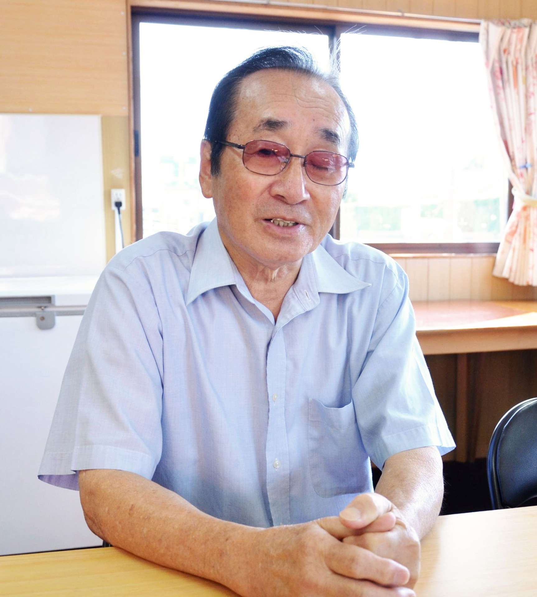 志布志事件当時の県警の対応を振り返る川畑幸夫さん＝９月、志布志市