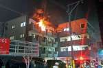 激しく炎が立ち上る火災現場＝１７日午前０時３９分、鹿児島市城南町