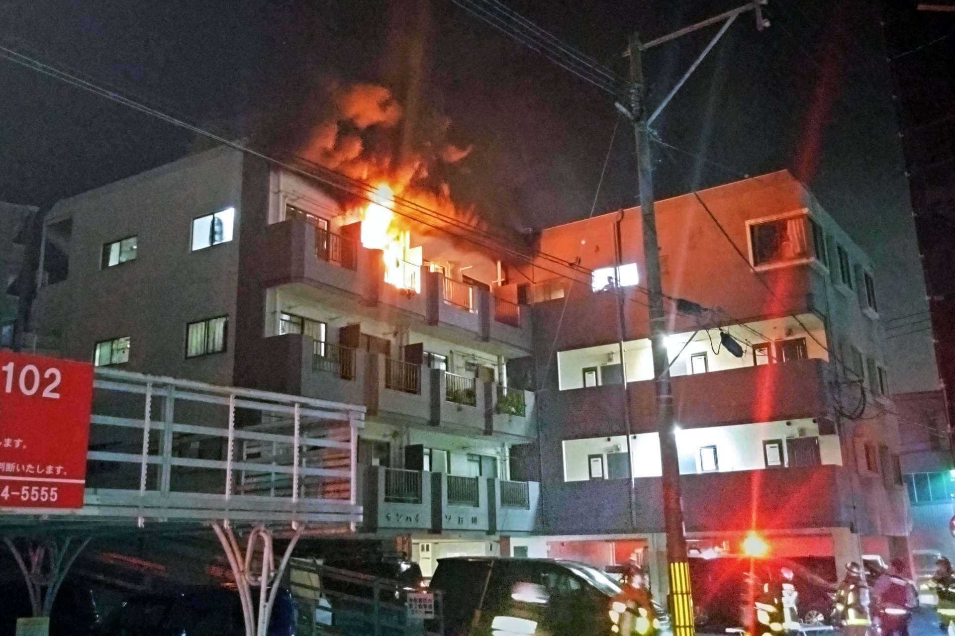 激しく炎が立ち上る火災現場＝１７日午前０時３９分、鹿児島市城南町