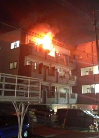 〈別カット〉マンション４階から激しく炎が立ち上る火災現場＝１７日午前０時４１分、鹿児島市城南町