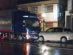 ２０２５年２月２８日、乗用車とトラックが衝突した事故現場＝午前０時２５分ごろ、鹿児島市下荒田１丁目（画像は一部加工してあります）