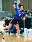 前半、ブルーサクヤの川島がシュートを決める＝桷志田体育館