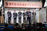 開会式であいさつする塩田康一鹿児島県知事＝１８日、東京都中央卸売市場