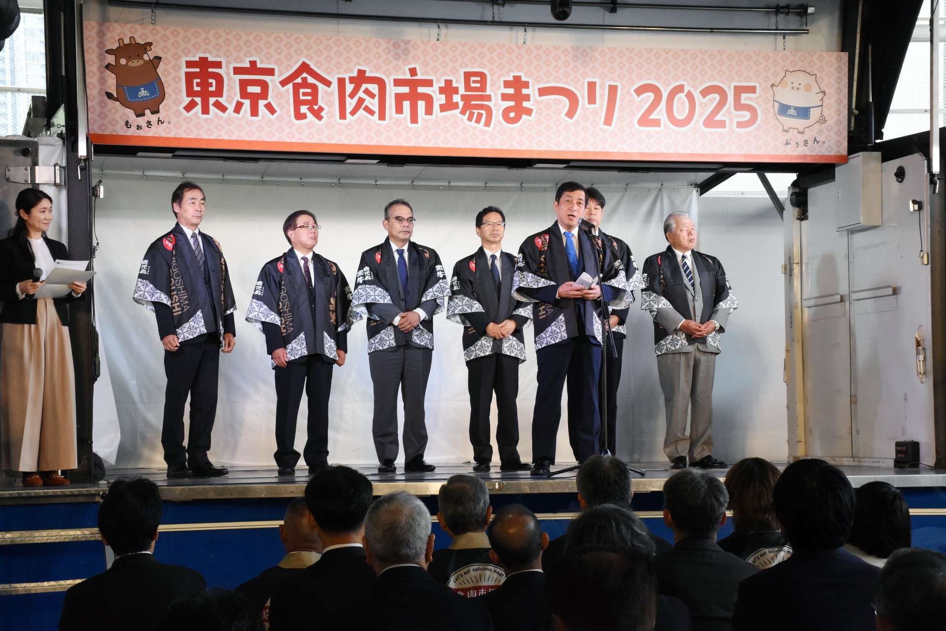 開会式であいさつする塩田康一鹿児島県知事＝１８日、東京都中央卸売市場