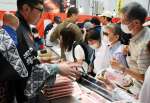 鹿児島黒牛を買い求める来場者＝１８日、東京都中央卸売市場