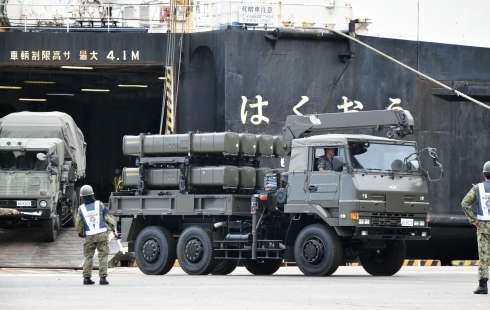 民間船から下船する航空自衛隊の車両＝１８日午前９時ごろ、鹿児島市の鹿児島港本港区北ふ頭