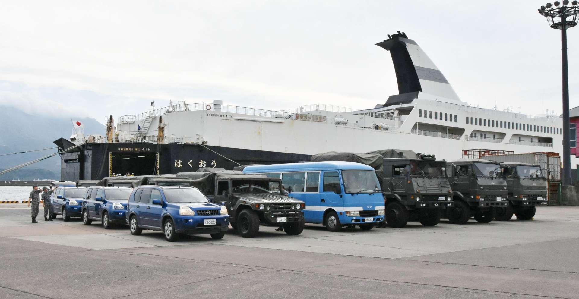 民間船から下船した航空自衛隊の車両＝１８日午前９時ごろ、鹿児島市の鹿児島港本港区北ふ頭