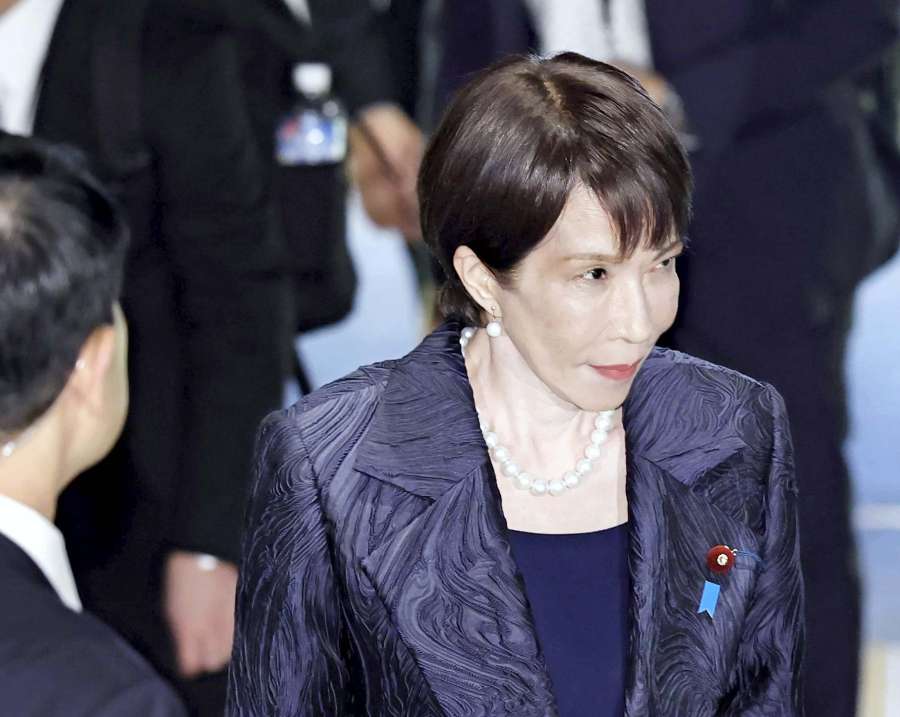 皇居での任命式と認証式のため、首相官邸を出る高市早苗首相＝２１日午後６時１８分（共同）