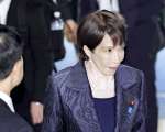 皇居での任命式と認証式のため、首相官邸を出る高市早苗首相＝２１日午後６時１８分（共同）