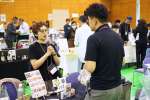 バイヤーに商品をＰＲする出展社＝２１日、鹿児島市の西原商会アリーナ