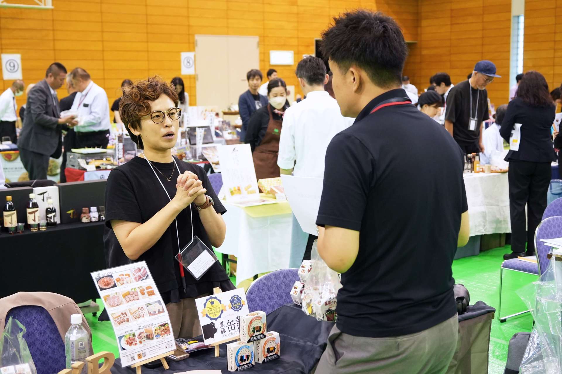 バイヤーに商品をＰＲする出展社＝２１日、鹿児島市の西原商会アリーナ