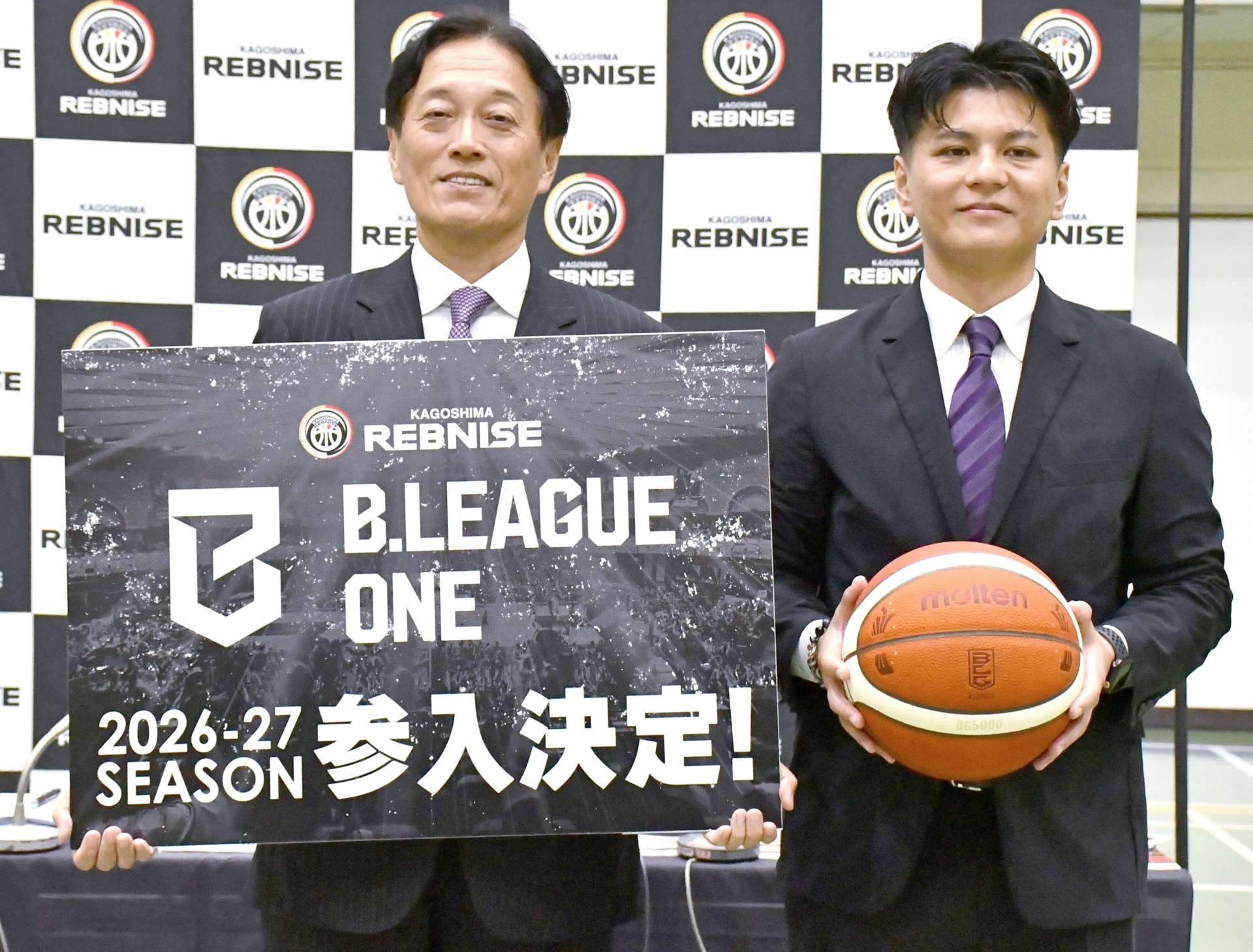 Ｂワン参入決定を受け、会見する有川久志社長（左）と鮫島和人ゼネラルマネジャー＝鹿児島市城山町