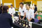 バイヤーに商品をＰＲする出店社＝２１日、鹿児島市の西原商会アリーナ