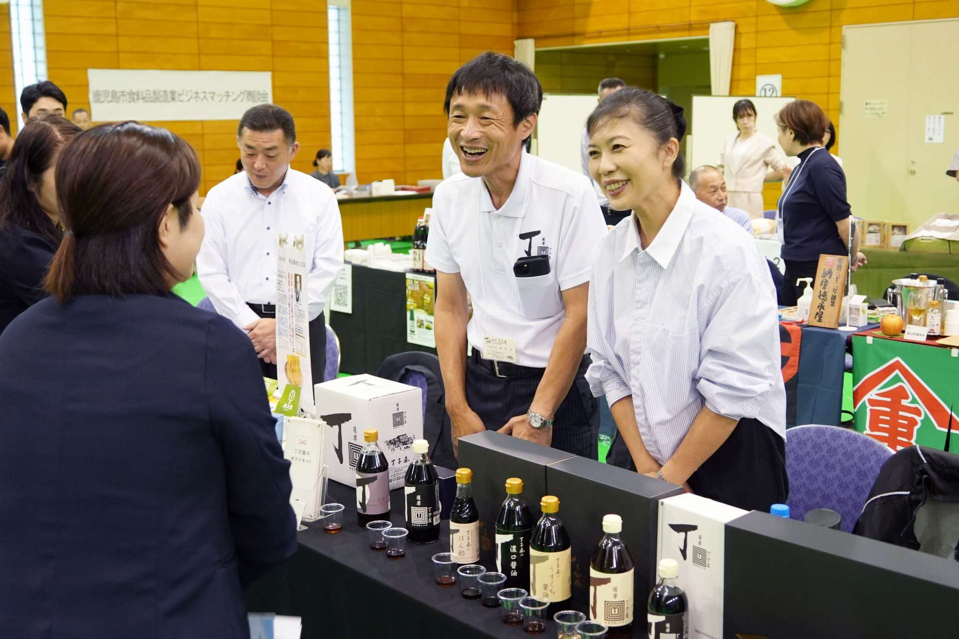 バイヤーに商品をＰＲする出店社＝２１日、鹿児島市の西原商会アリーナ