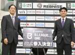 Ｂワン参入決定を受け、会見する有川久志社長（左）と鮫島和人ゼネラルマネジャー＝鹿児島市城山町