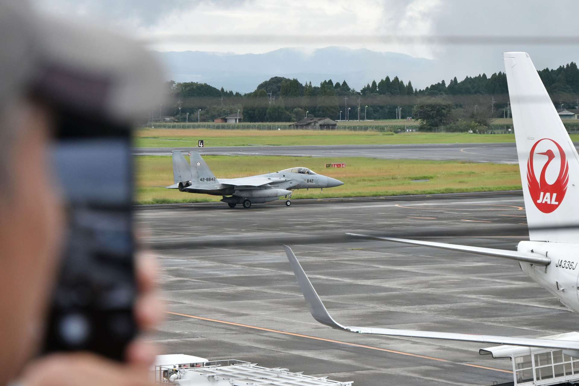 鹿児島空港に着陸した航空自衛隊のＦ１５戦闘機＝２２日午後１時４５分ごろ