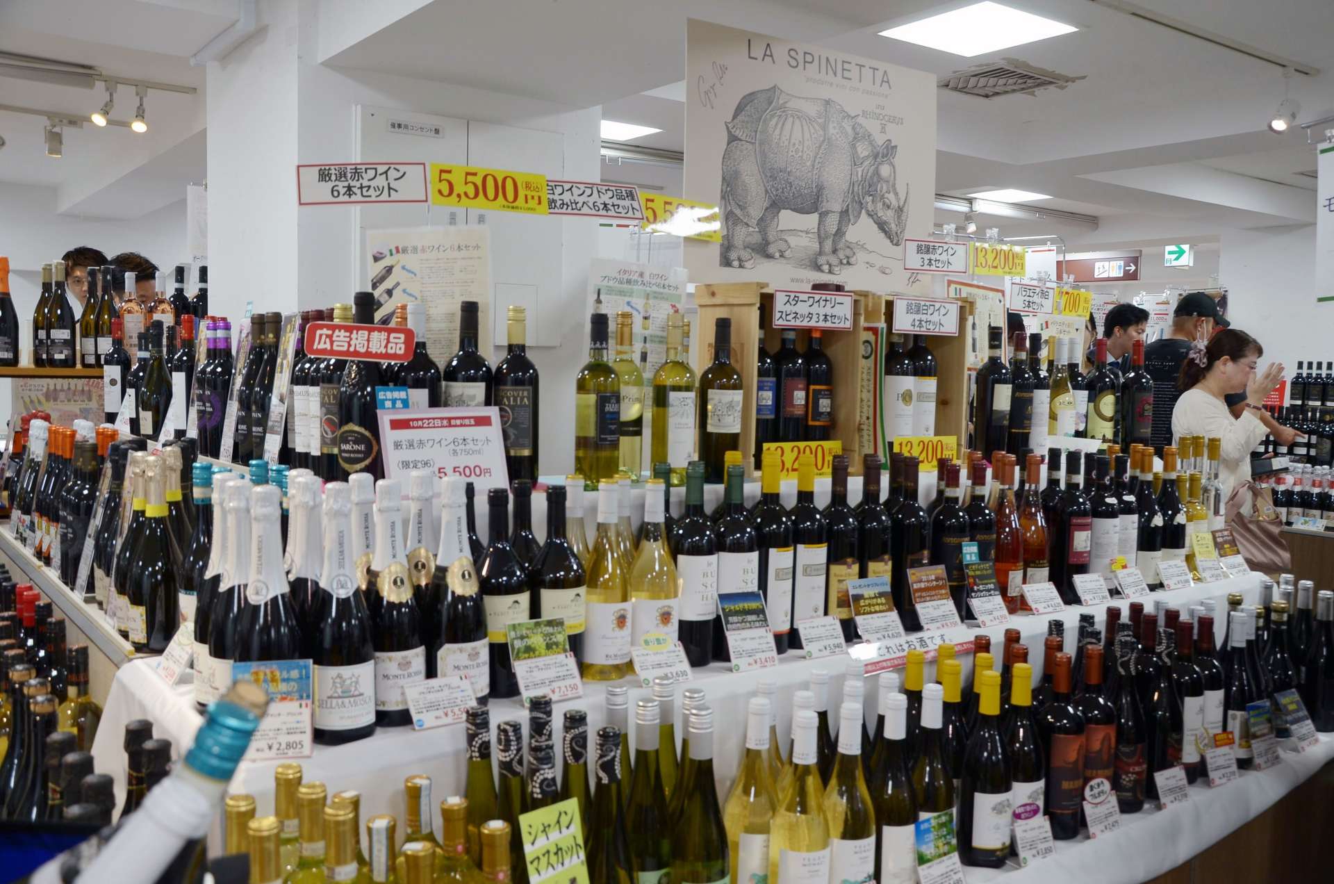 「イタリア展」で販売されるワイン＝２２日、鹿児島市の山形屋