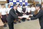 中村誠希社長（右）から感謝状を受け取る竹之下純與校長＝出水市の出水商業高校
