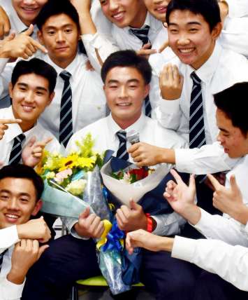 指名を受け同級生に祝福されるれいめい高の伊藤大晟＝２３日、薩摩川内市の同校