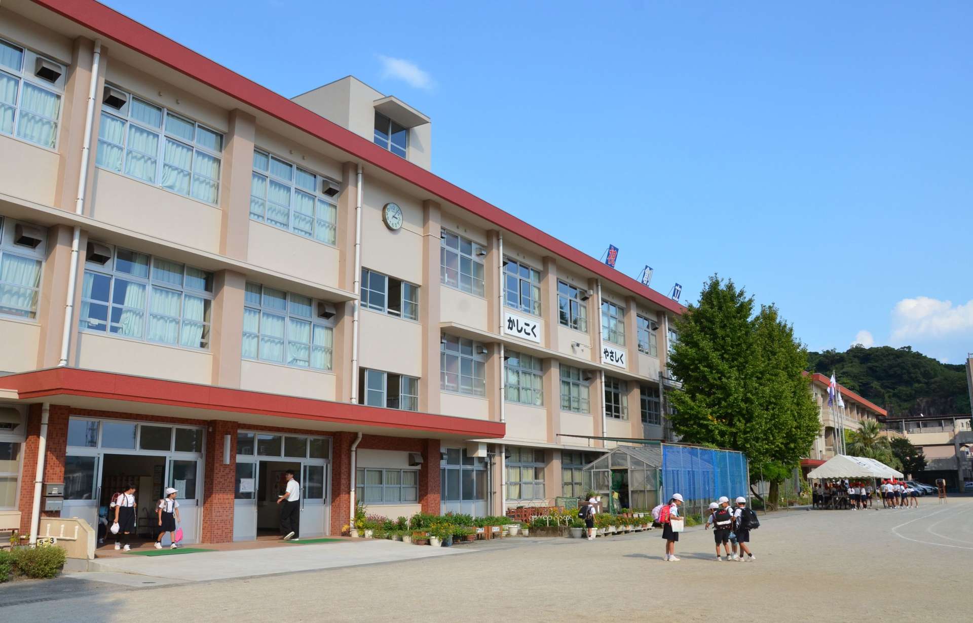 校訓の「かしこく　やさしく　たくましく」を掲げる清水小学校の校舎＝鹿児島市清水町