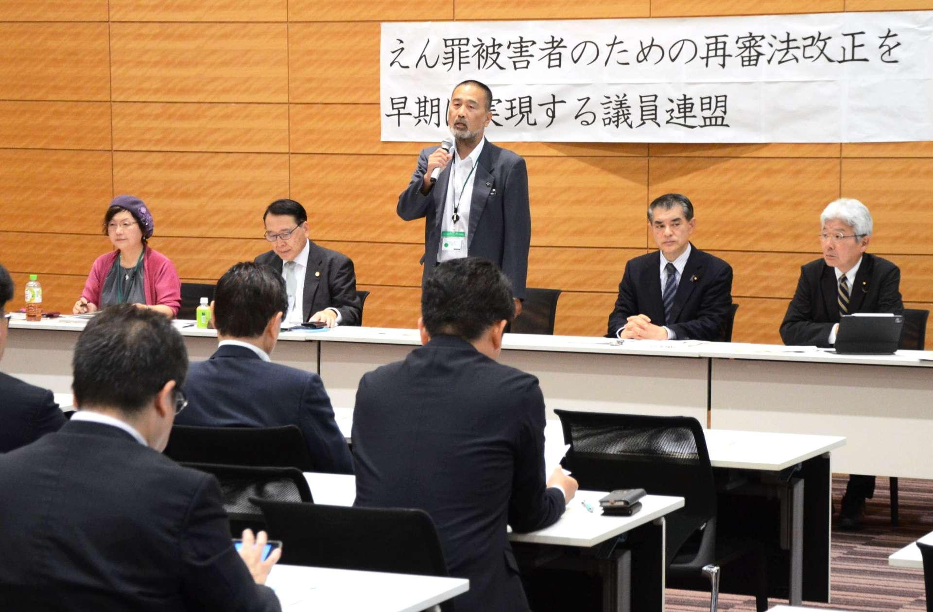 超党派議員連盟の総会であいさつする前川彰司さん＝８日、国会内