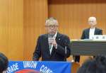 会長退任のあいさつをする下町和三氏＝２５日、鹿児島市の鹿児島県労働者福祉会館