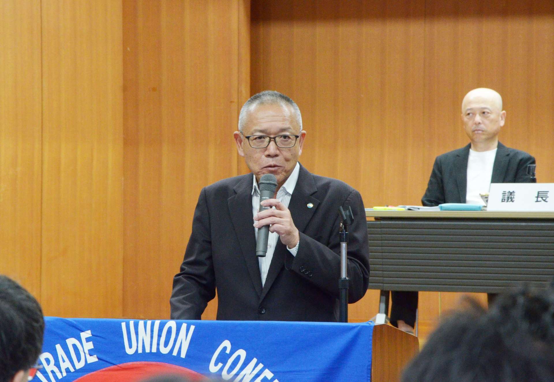会長退任のあいさつをする下町和三氏＝２５日、鹿児島市の鹿児島県労働者福祉会館
