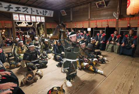 拝殿で参拝する「伊集院町妙円寺詣り武者行列保存会」＝２５日午後６時４２分、日置市伊集院の徳重神社