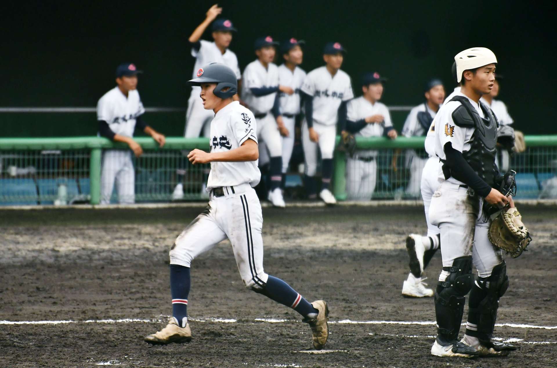 ４回裏出水中央２死一塁、５番井上が右前二塁打で一走井手口が生還＝宮崎市のＳＯＫＫＥＮスタジアム