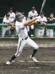４回裏出水中央２死一塁、６番井上が右翼線に適時二塁打を放つ＝ＳＯＫＫＥＮスタジアム