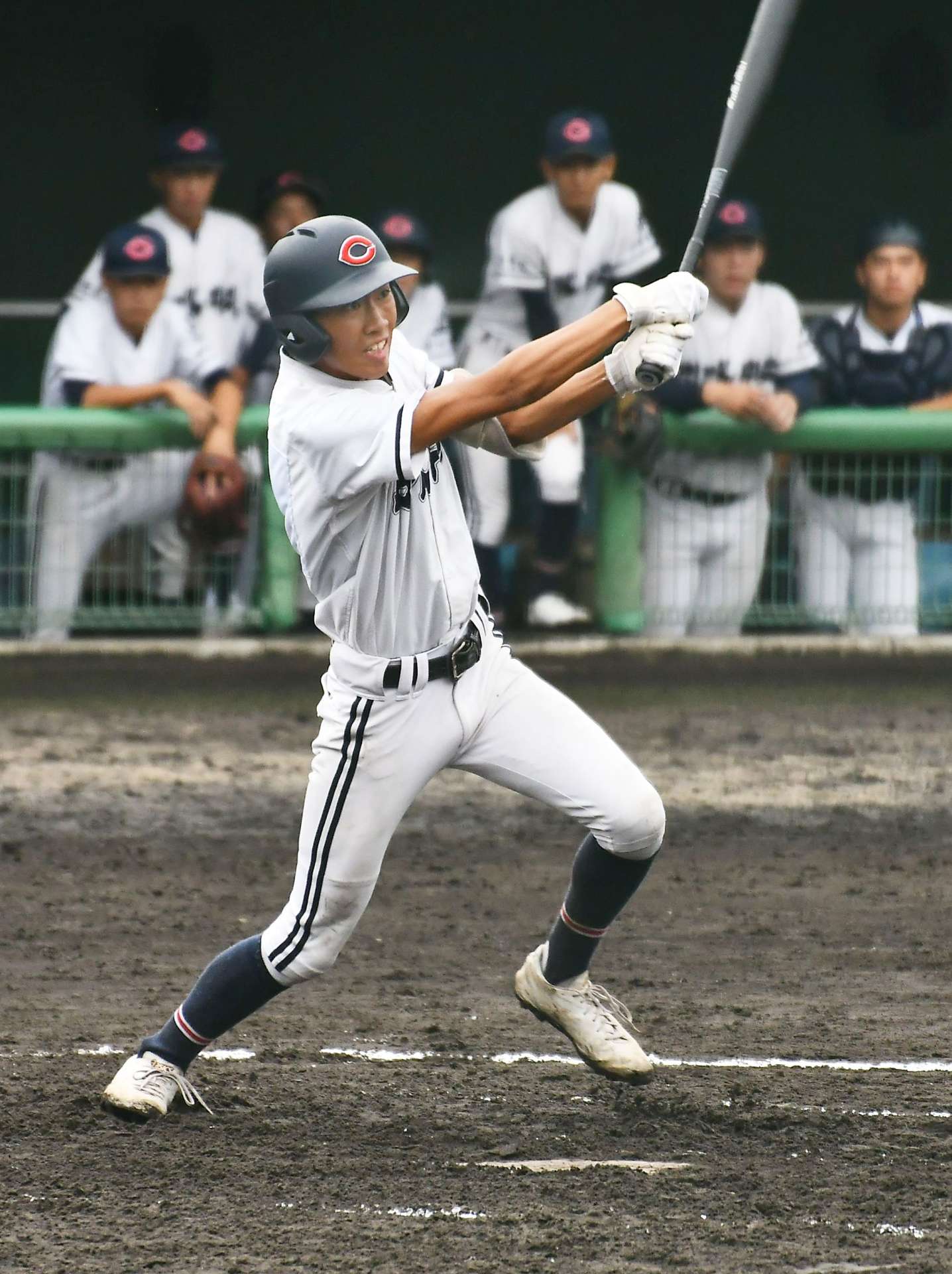４回裏出水中央２死一塁、６番井上が右翼線に適時二塁打を放つ＝ＳＯＫＫＥＮスタジアム
