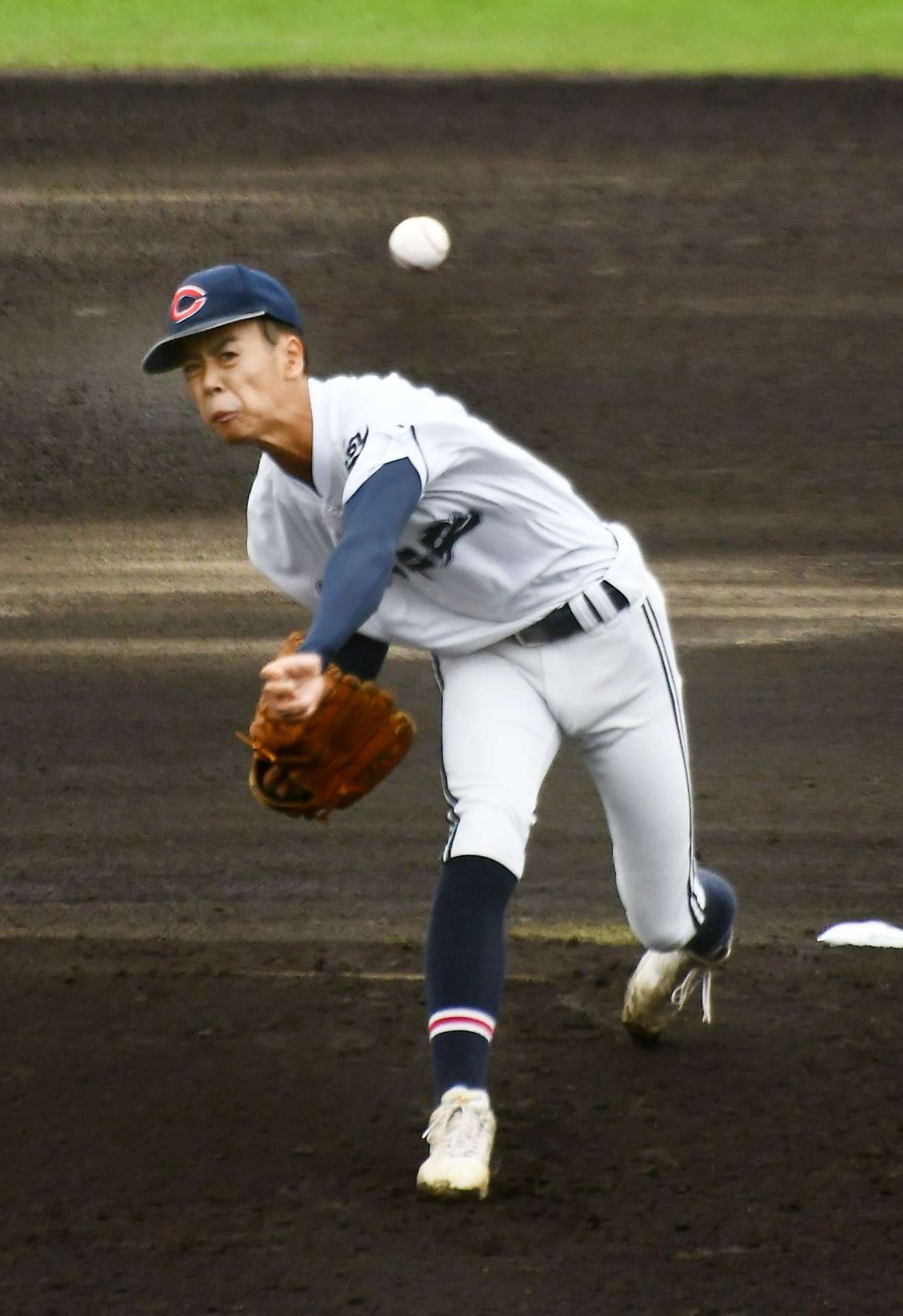力投する出水中央の先発・竹山滉＝ＳＯＫＫＥＮスタジアム