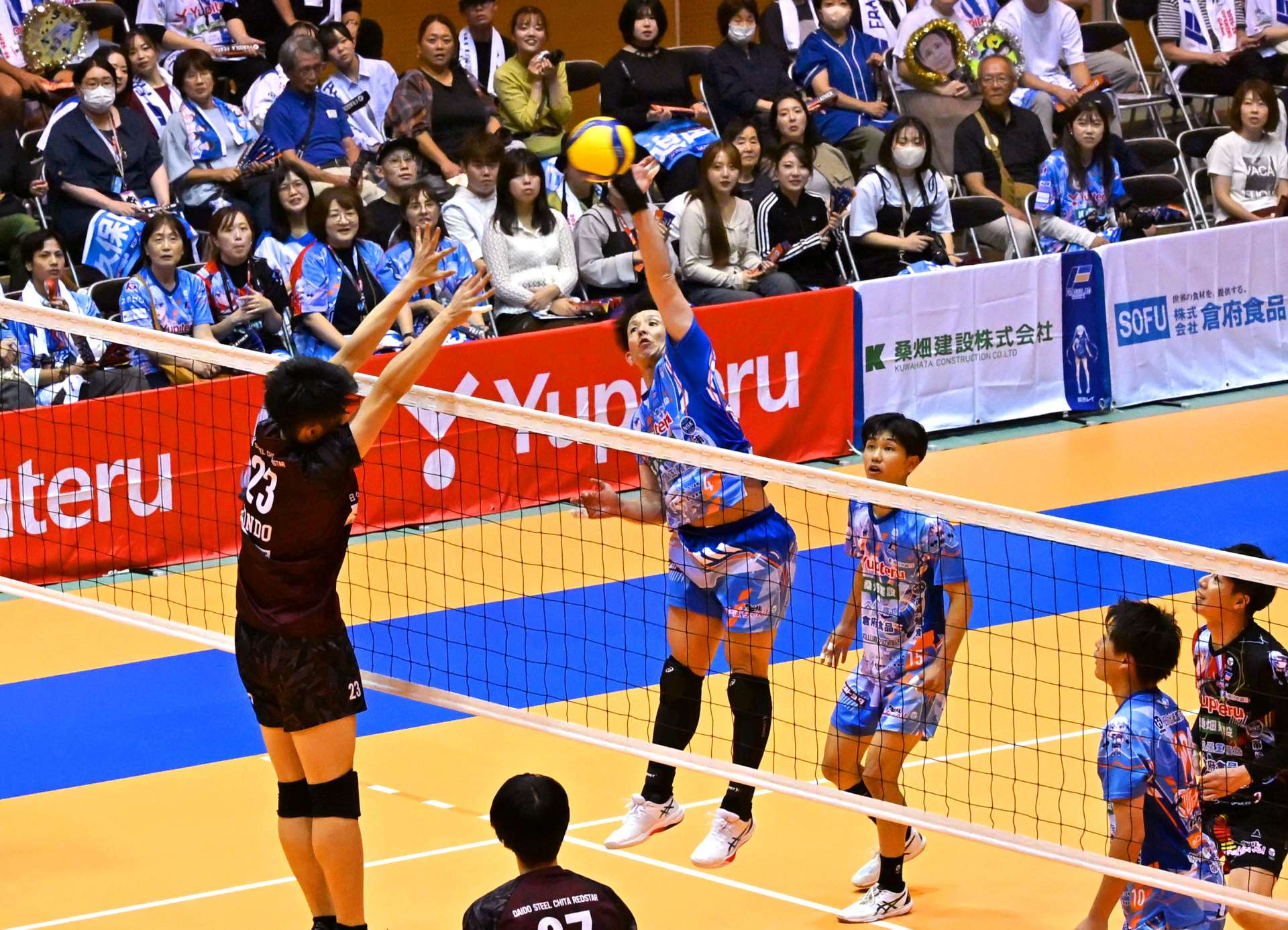 大勢のファンが沸いたフラーゴラッド鹿児島の開幕戦＝２５日、ユピテルアリーナ霧島