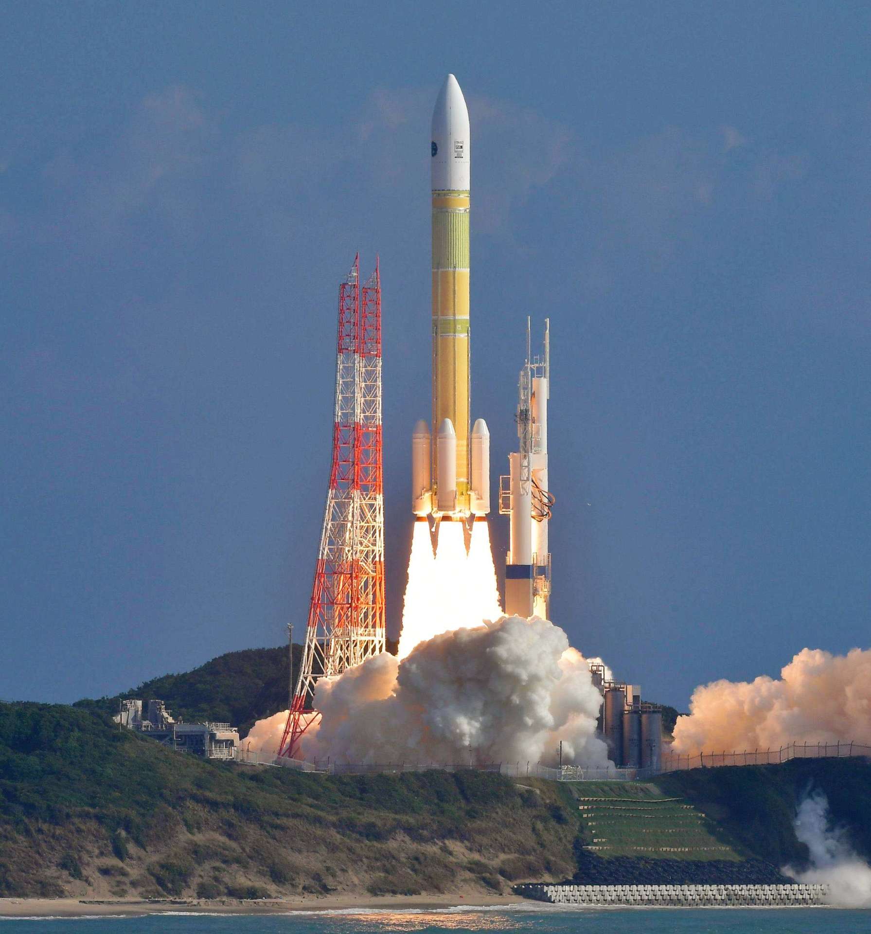 「ＨＴＶ－Ｘ」１号機を搭載し上昇するＨ３ロケット７号機＝２６日午前９時、南種子町の種子島宇宙センター
