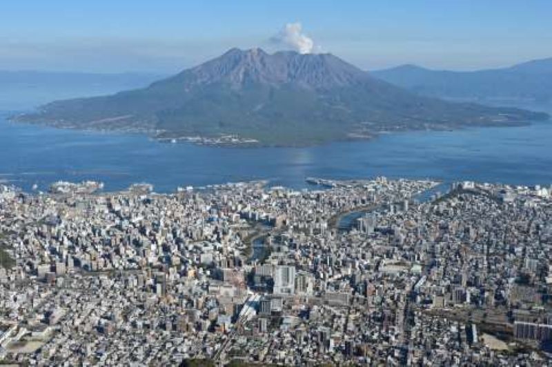 〈資料写真〉桜島と鹿児島市街地