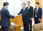 塩田康一知事（左）に要望書を手渡す肥薩線利用促進・魅力発信協議会＝２９日、県庁