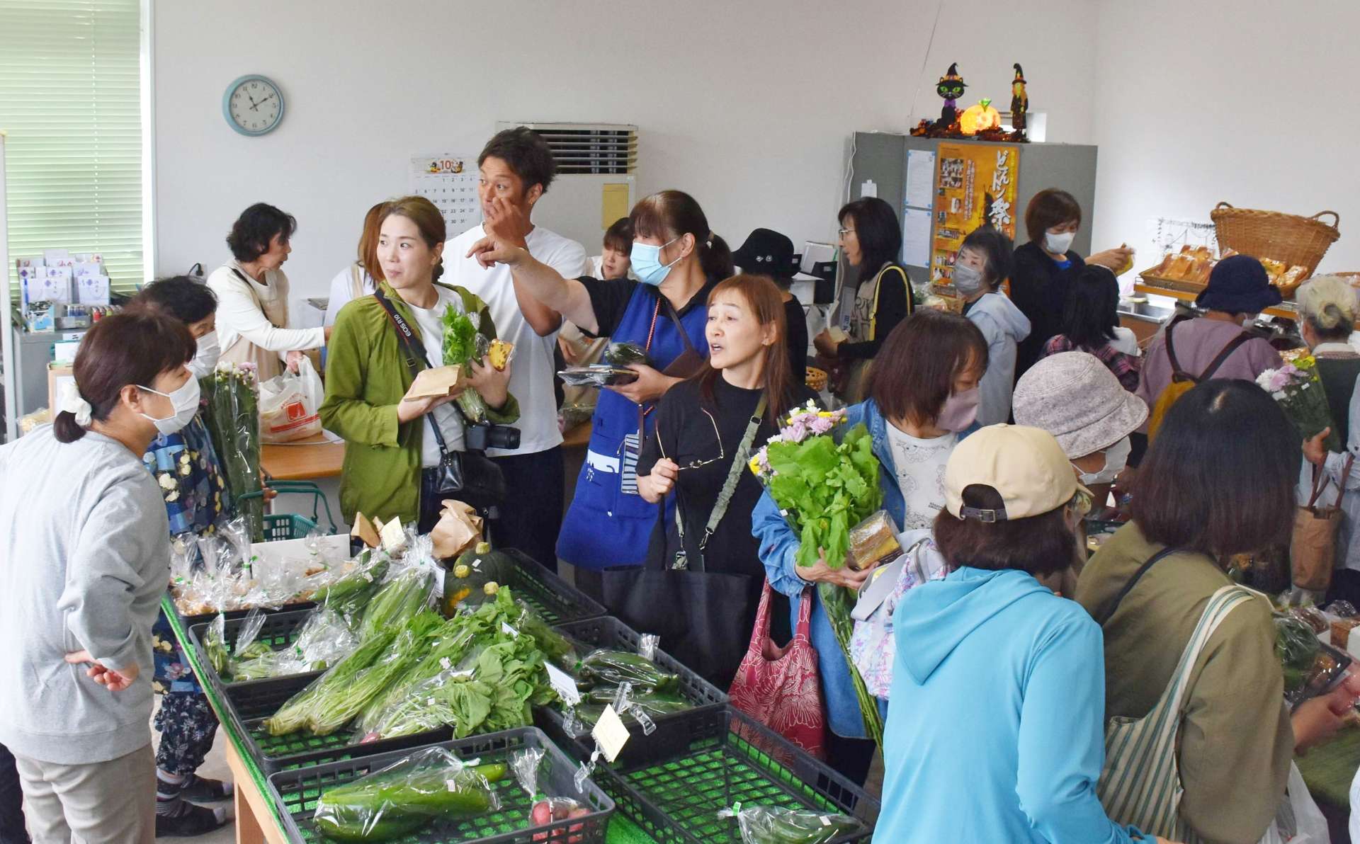 開店初日、買い物客でにぎわう店内＝曽於市大隅の「北マーケット」