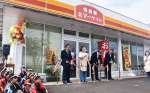 テープカットして開店を祝う住民ら＝曽於市大隅