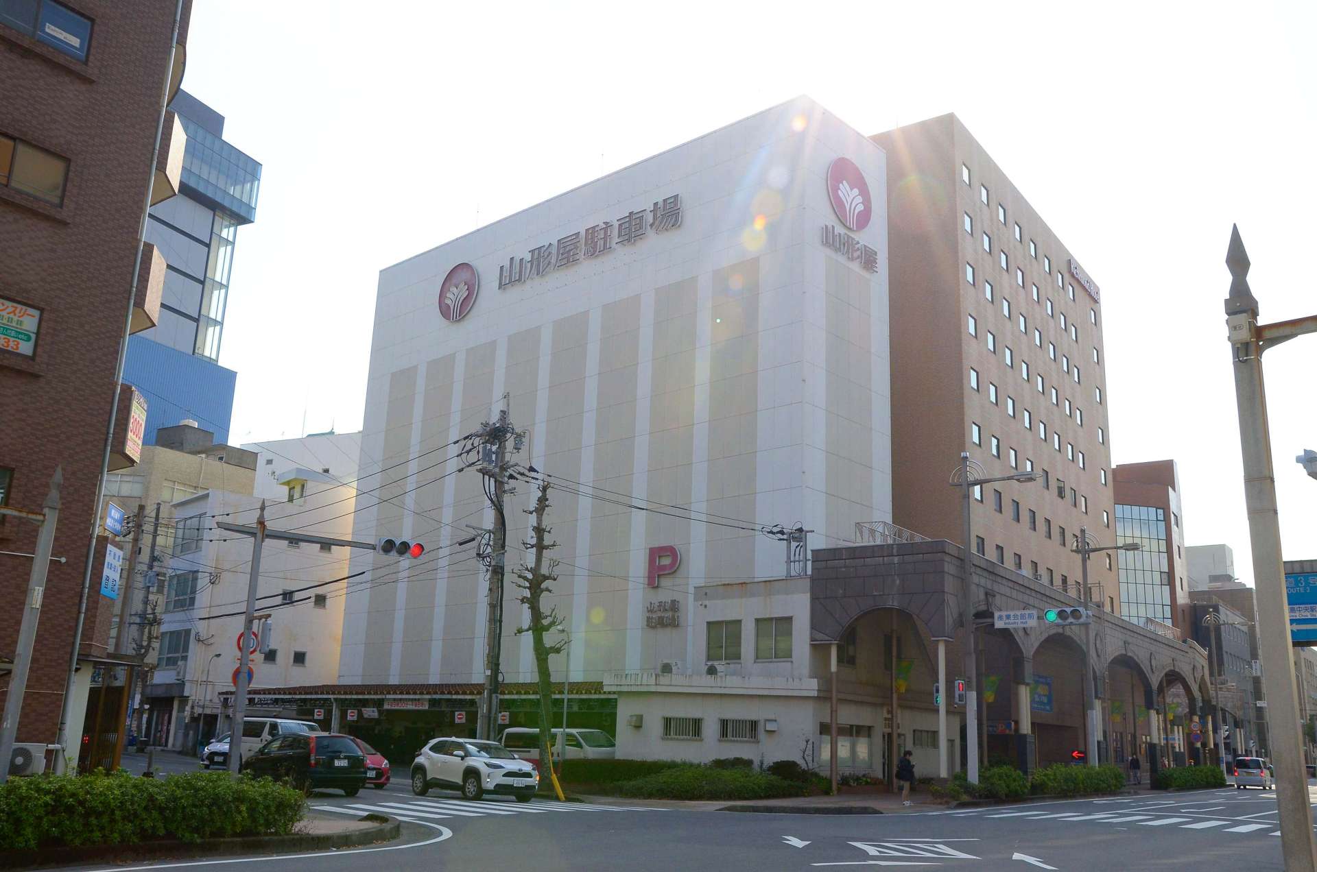 来年１月３１日に営業終了すると公表された山形屋の常設駐車場＝鹿児島市