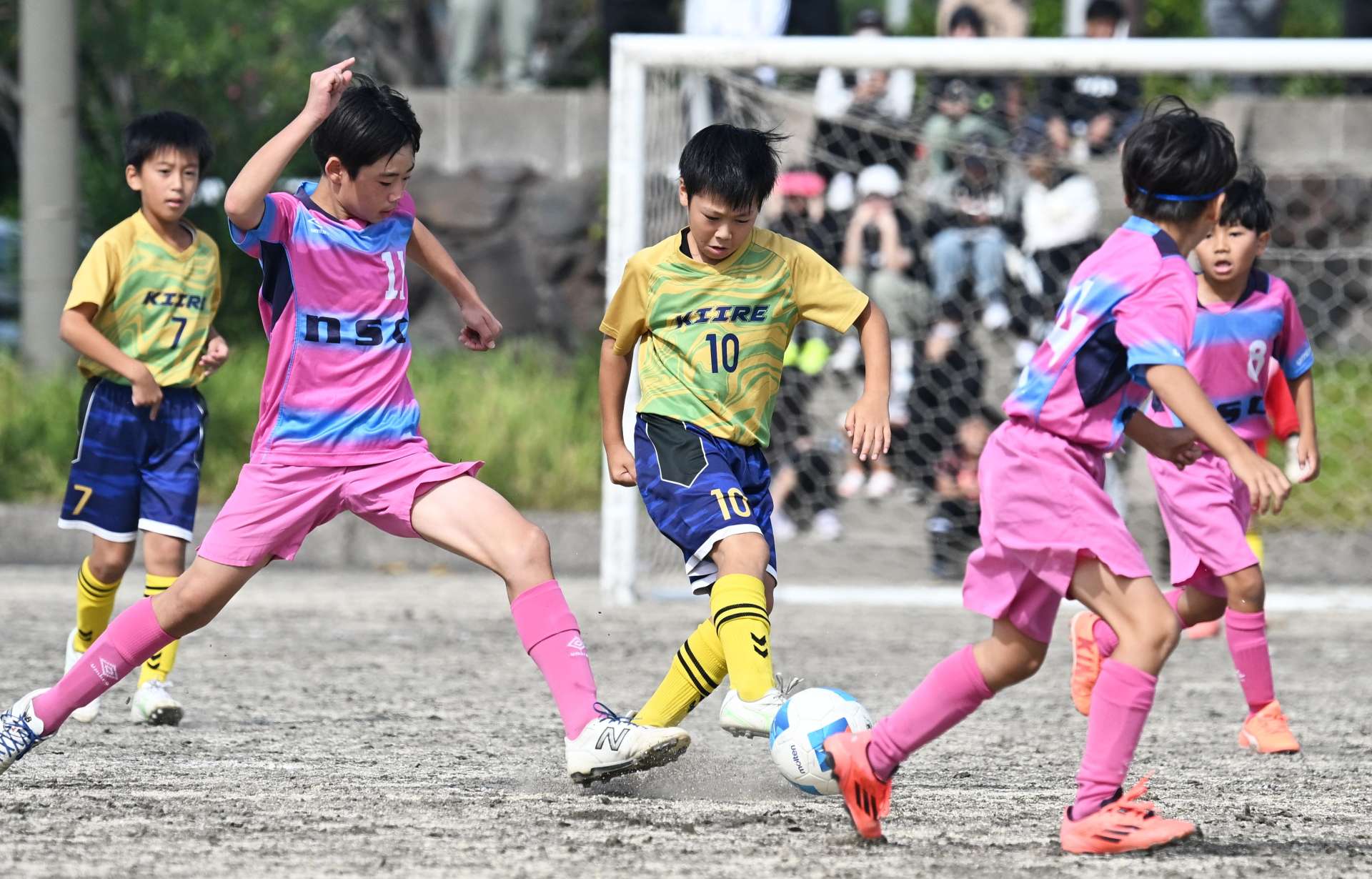 熱戦を繰り広げる選手たち＝南栄リース桜島グラウンド