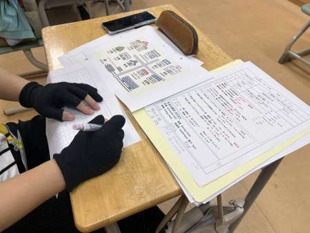 ほとんどの授業で、教員手作りのプリントが使われている