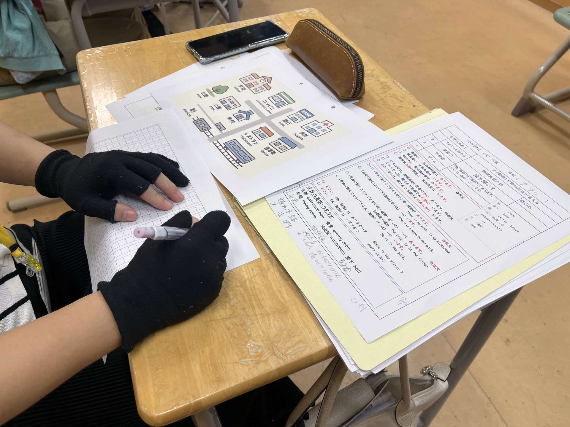 ほとんどの授業で、教員手作りのプリントが使われている