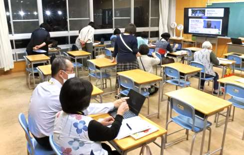 複数の教員のサポートを受けながら授業に臨む生徒たち。窓の外は真っ暗だ＝１０月２９日午後８時半ごろ、鹿児島市西谷山１丁目のいろは中学校