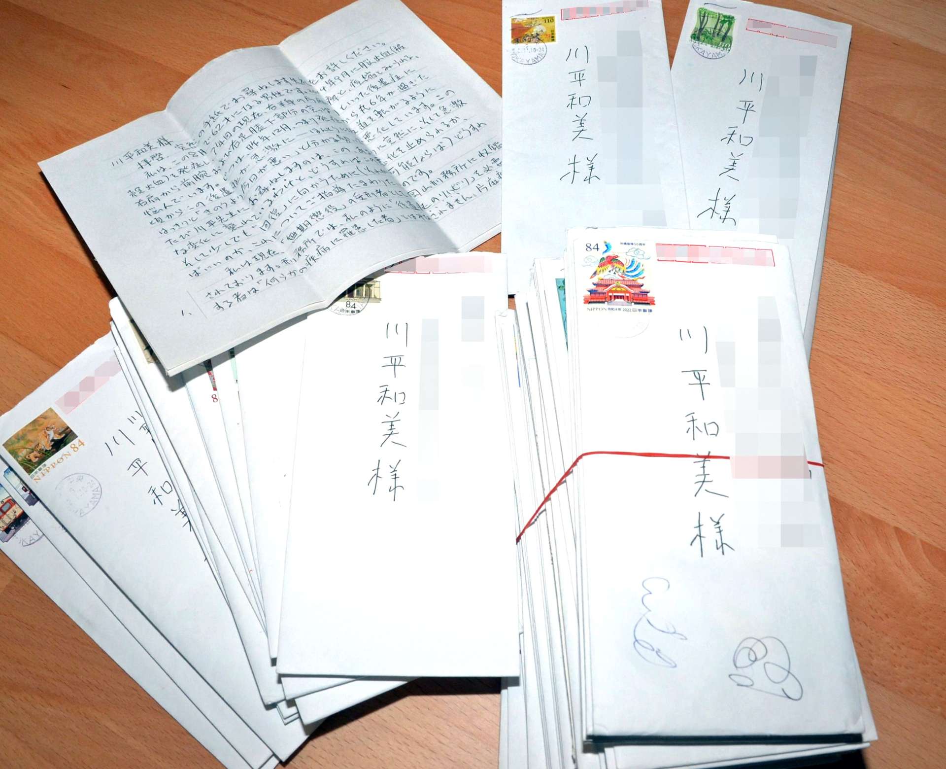 崎田烈受刑者から届いた手紙の束。制限枚数にびっしりと状況をつづる＝９月、霧島市（画像の一部を加工しています）