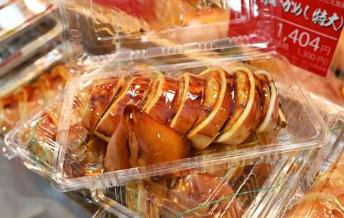 北海道物産展に出されている「ジャンボいかめし」＝鹿児島市の山形屋