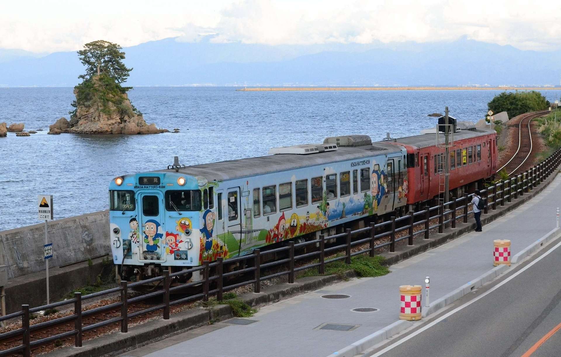 富山湾沿いを走るＪＲ氷見線のディーゼル車両。天気が良ければ立山連峰が望める＝１０月２日、富山県高岡市