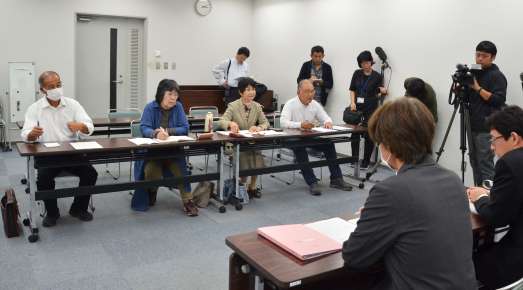 乾式貯蔵施設の整備に了承しないよう鹿児島県へ申し入れる市民団体メンバー＝７日、県庁