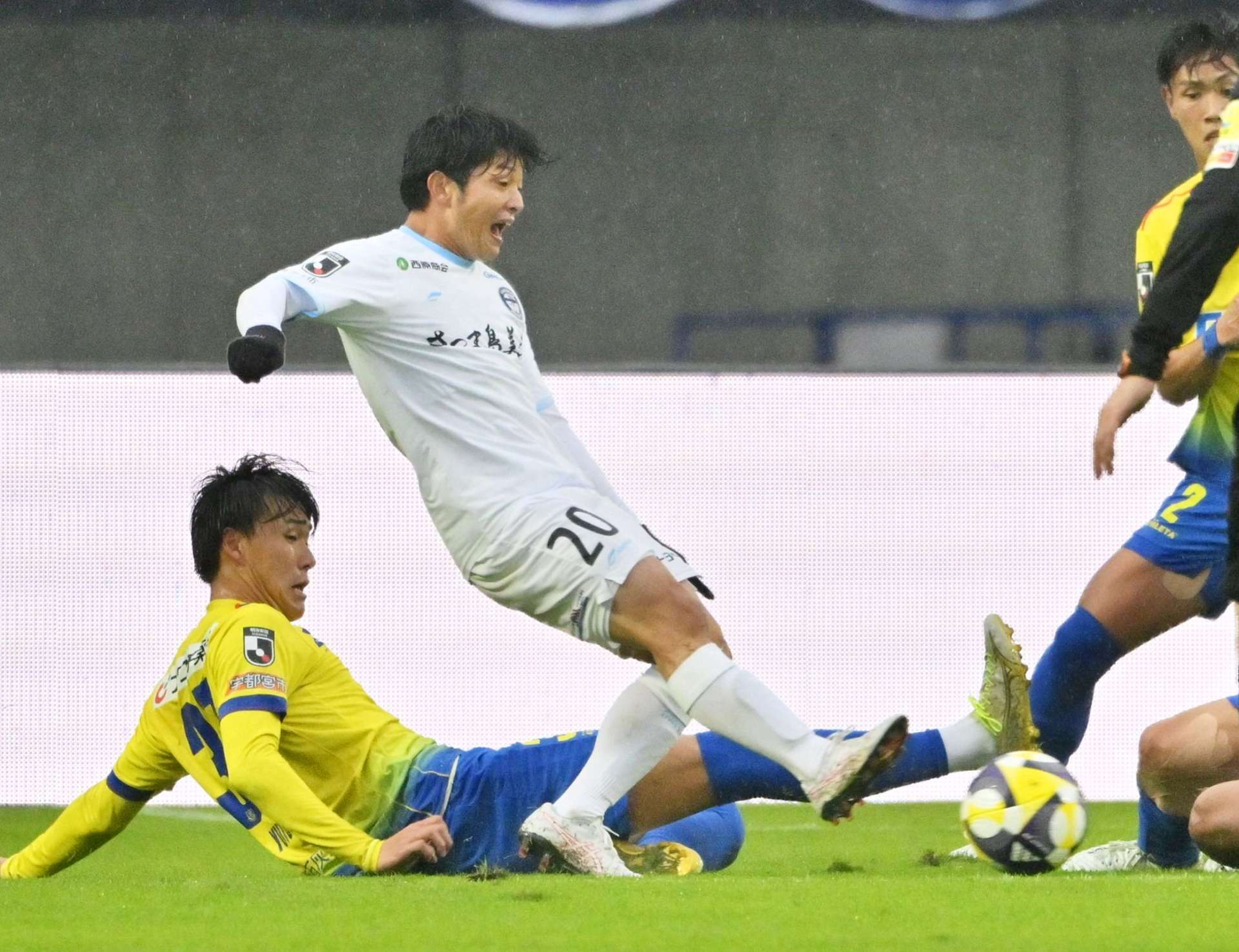 後半、ゴールを狙う鹿児島ＵのＭＦ圓道＝カンセキスタジアムとちぎ