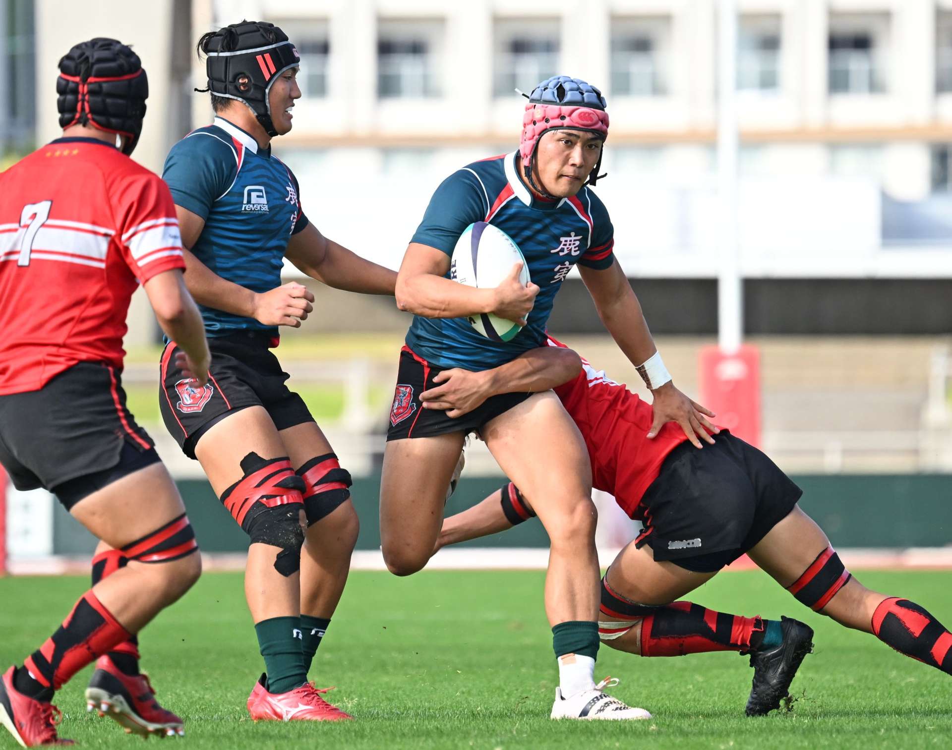 前半、相手をかわしながら攻める鹿実の桑山＝白波スタジアム