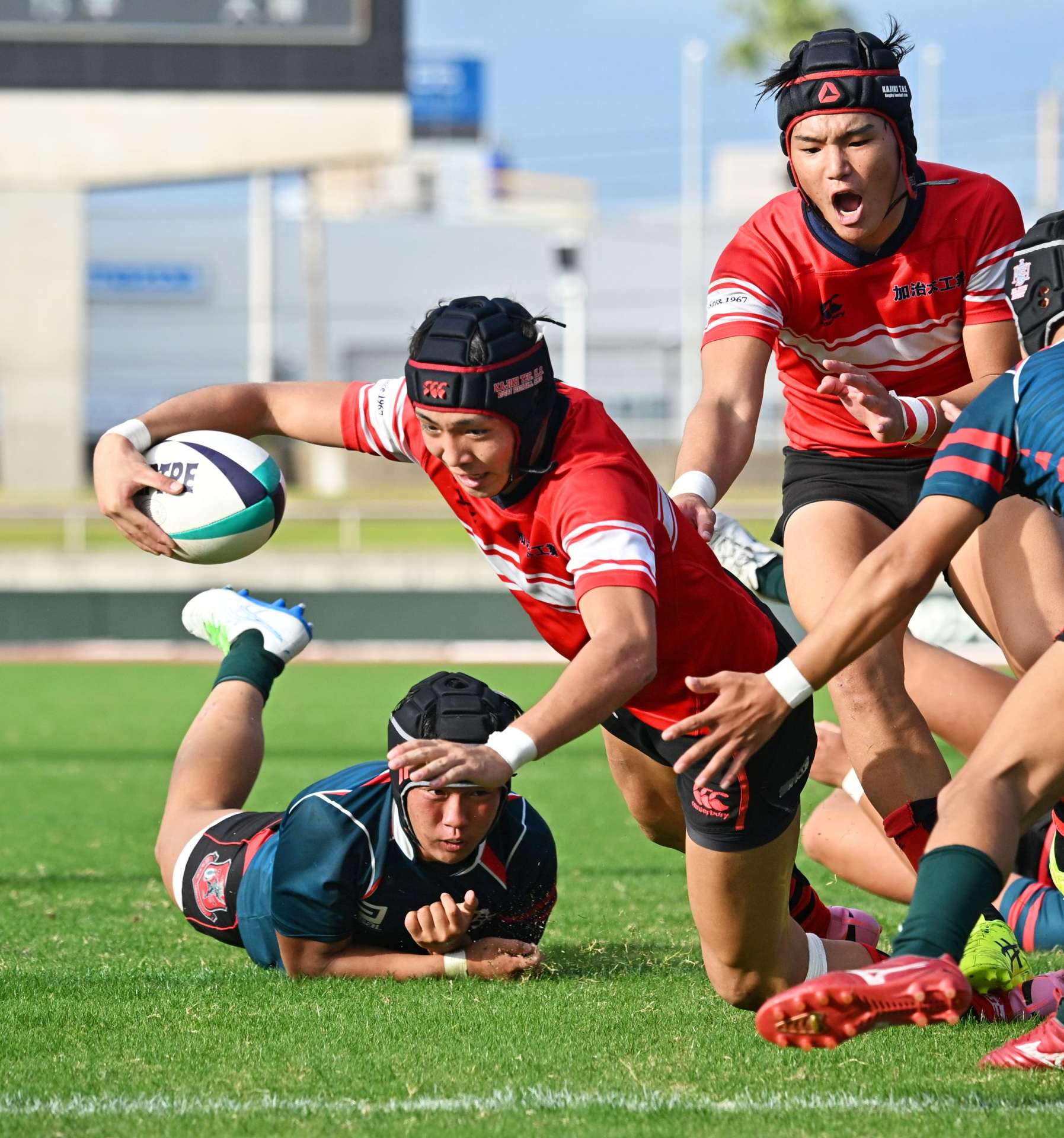 後半、加治木工・曽原がトライを決める＝白波スタジアム